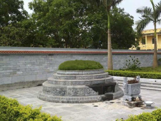 Mộ tròn nguyên khối đá xanh - NBMT07