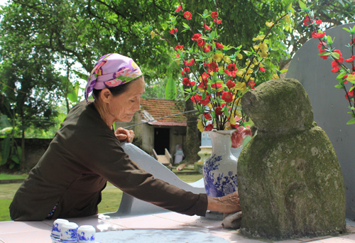 Chó đá canh đình Phù Trung, xã Thượng Mỗ  Chó đá canh đình Phù Trung, xã Thượng Mỗ