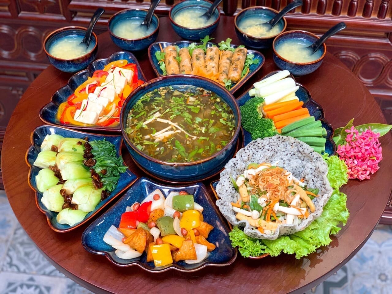 Chuẩn bị tươm tất mâm cơm cúng tổ tiên 