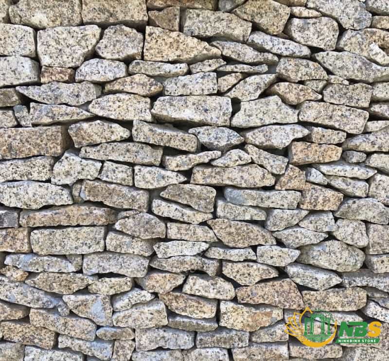 Đá chẻ vàng Bình Định là loại đá ốp ngoài trời hay dùng để xây tường rào giá rẻ