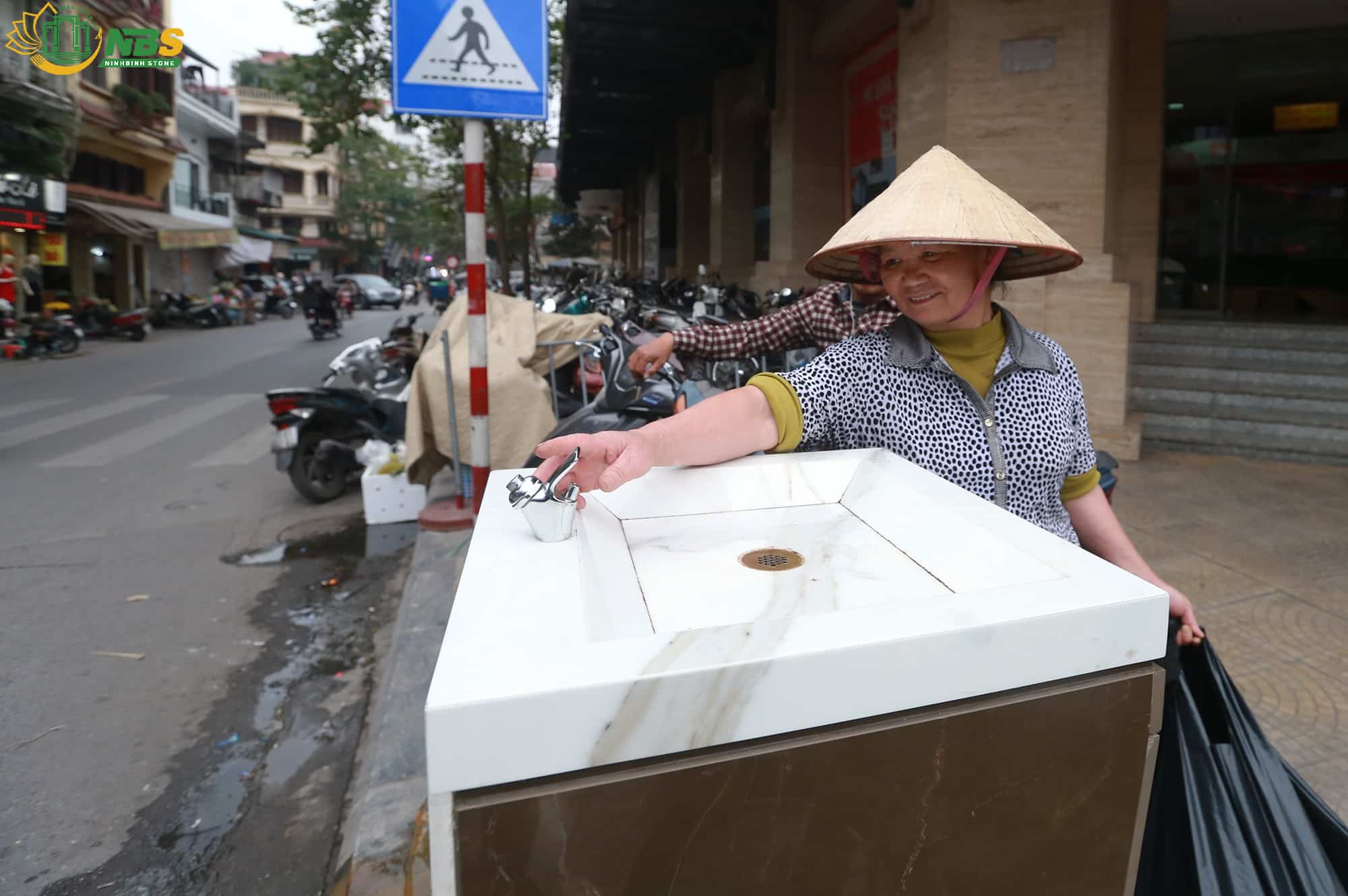 Người dân Thủ đô háo hức lấy nước sạch ở trụ cấp nước miễn phí do Ninh Bình Stone thi công