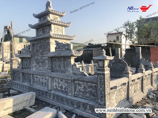 1. Mẫu lăng mộ đơn giản, xung quanh được bố trí tường rào bằng đá của Ninh Bình Stone