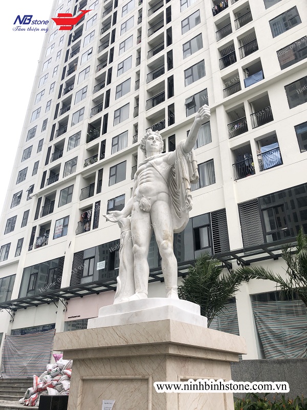 Mẫu tượng Dionysus trong bộ 12 vị thần Hy Lạp bằng đá trắng hoàn thiện tại TP Giao lưu An Bình City.