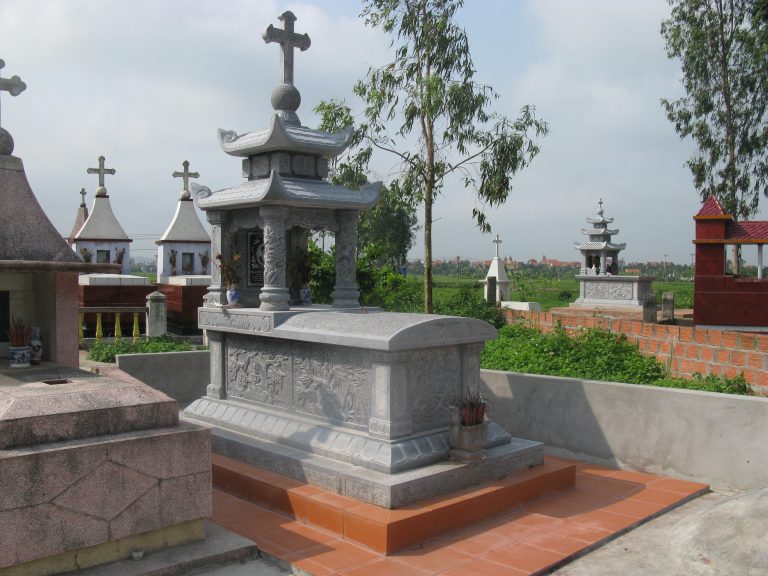 Mộ đá công giáo có cây thánh giá phía bên trên mộ
