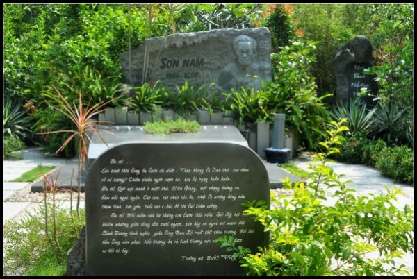 Mẫu lăng mộ đá nhà văn Sơn Nam