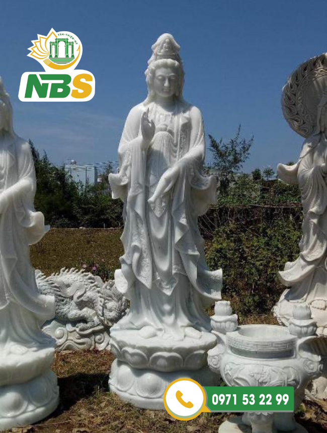 Tượng Phật Quan Âm đứng trên đài sen biểu tượng cho lòng từ bi