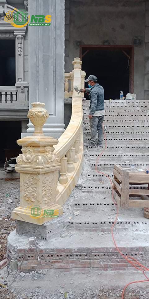 Dự án: Mộ đá công giáo tại Thanh Oai, Hà Nội 21 Thợ thi công đang thực hiện đánh bóng phần tay vịn