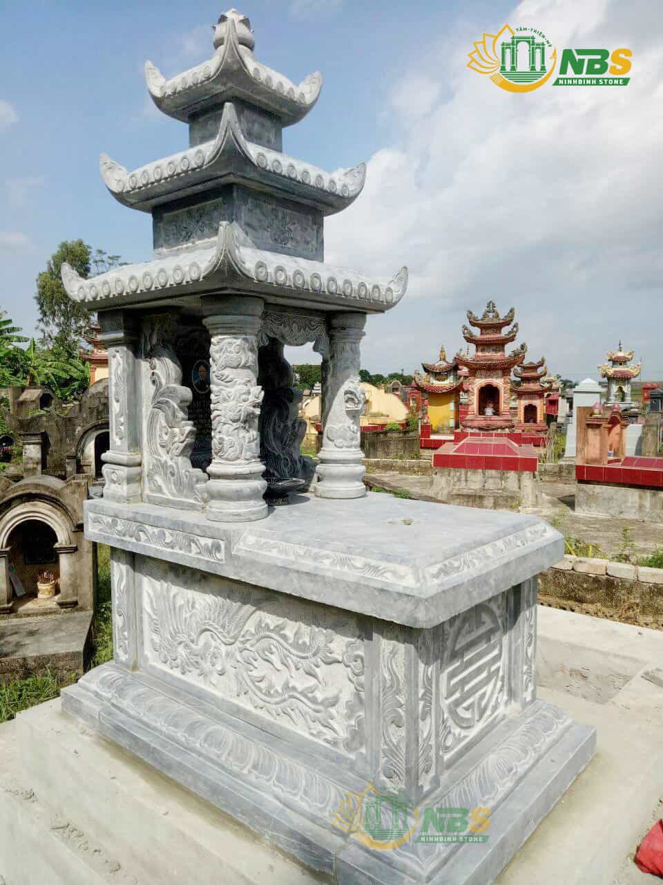 Kích thước cây hương ngoài trời thờ thần linh | Bàn thờ ngoài trời 32 Xây mộ đẹp bằng đá với hoạ tiết chạm khắc tinh xảo