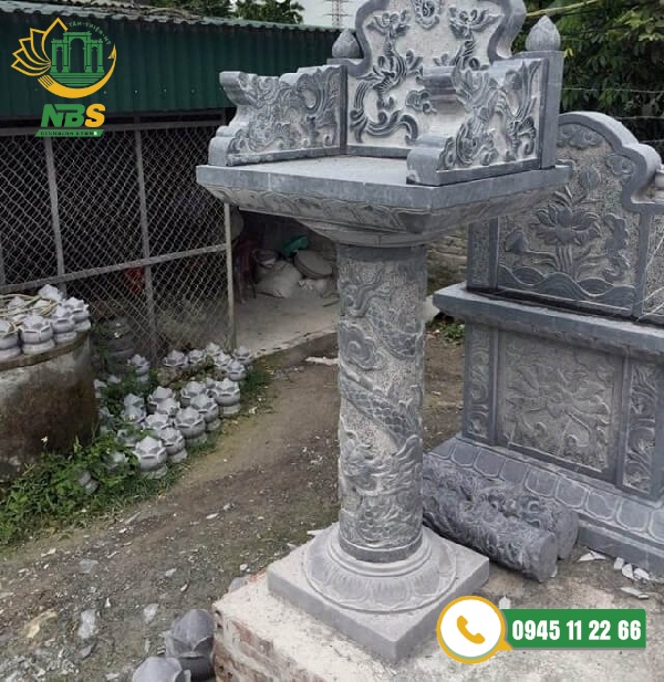Tại Việt Nam bàn thời thiên được đặt ở mép sân vườn phía trước nhà