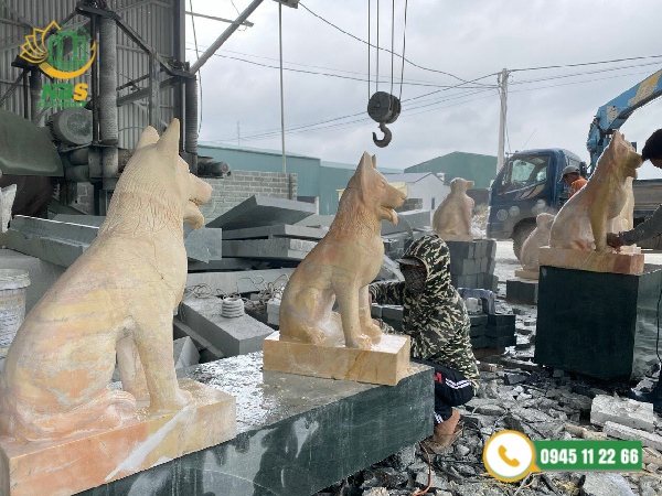 Mẫu tượng chó đá đẹp được làm từ đá vân gỗ đặt trong nhà 