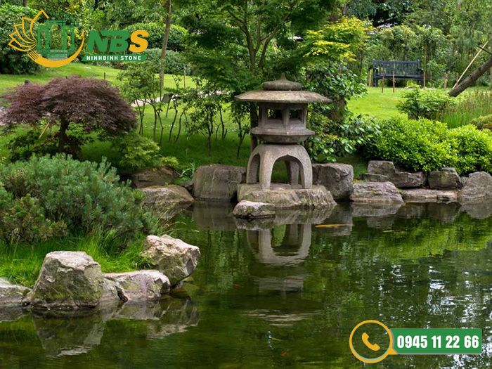Mẫu đèn đá sân vườn Kanazawa thường được dùng để trang trí mặt hồ