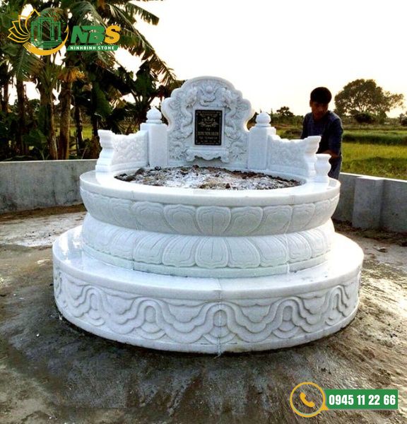Mẫu mộ tròn được làm từ đá trắng vô cùng tinh xảo