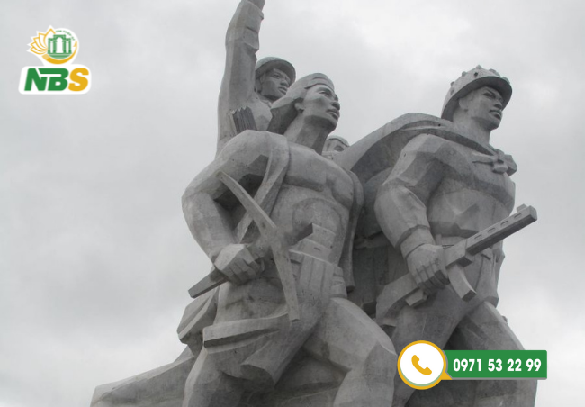 Tượng đài đá chiến thắng thường là hình ảnh những anh hùng hi sinh vì tổ quốc