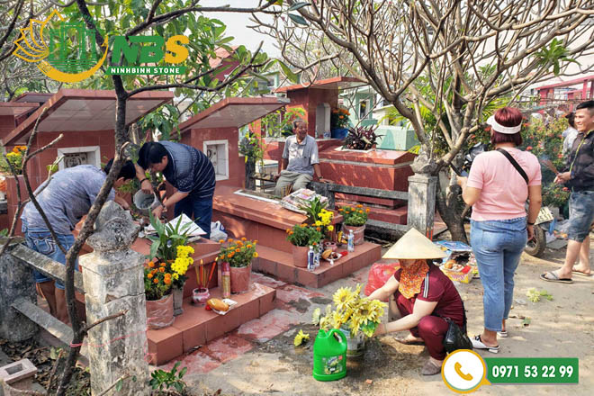 Các gia đình thường thăm mộ vào tiết thanh minh hàng năm