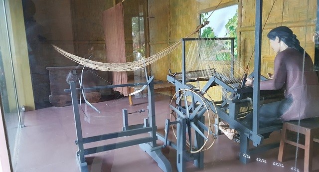 Những ngôi nhà gỗ có kiến trúc truyền thống, được xây dựng tỷ lệ 1/1