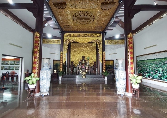 Bàn thờ bên trong điện thờ