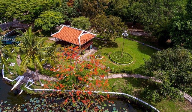 Khuôn viên rộng rãi nhiều cây xanh – Ảnh: Hiếu Photo