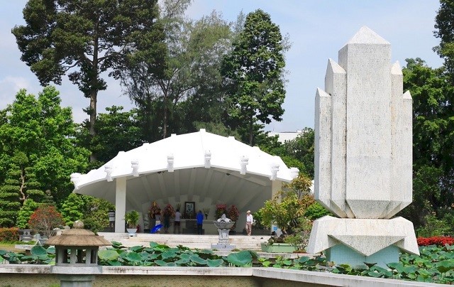 Trước khu mộ là hồ sen hình ngôi sao 5 cánh