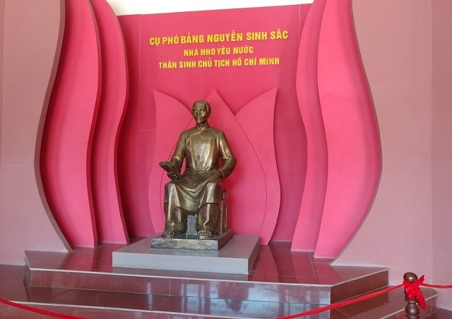 Bức tượng đồng tư thế ngồi của cụ Phó Bảng