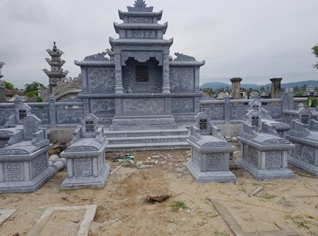Những ô mộ chờ trong khu nghĩa trang gia đình