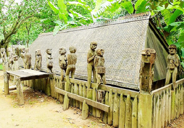 Tượng nhà mồ được xem như “người bạn” của người đã khuất.