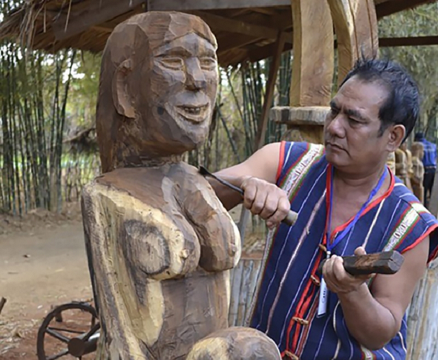 Mỗi người được phân công đẽo chạm một nét, một bộ phận trên thân tượng