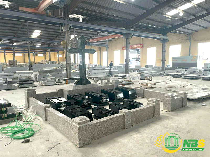 So sánh mộ Công giáo và mộ Phật giáo 