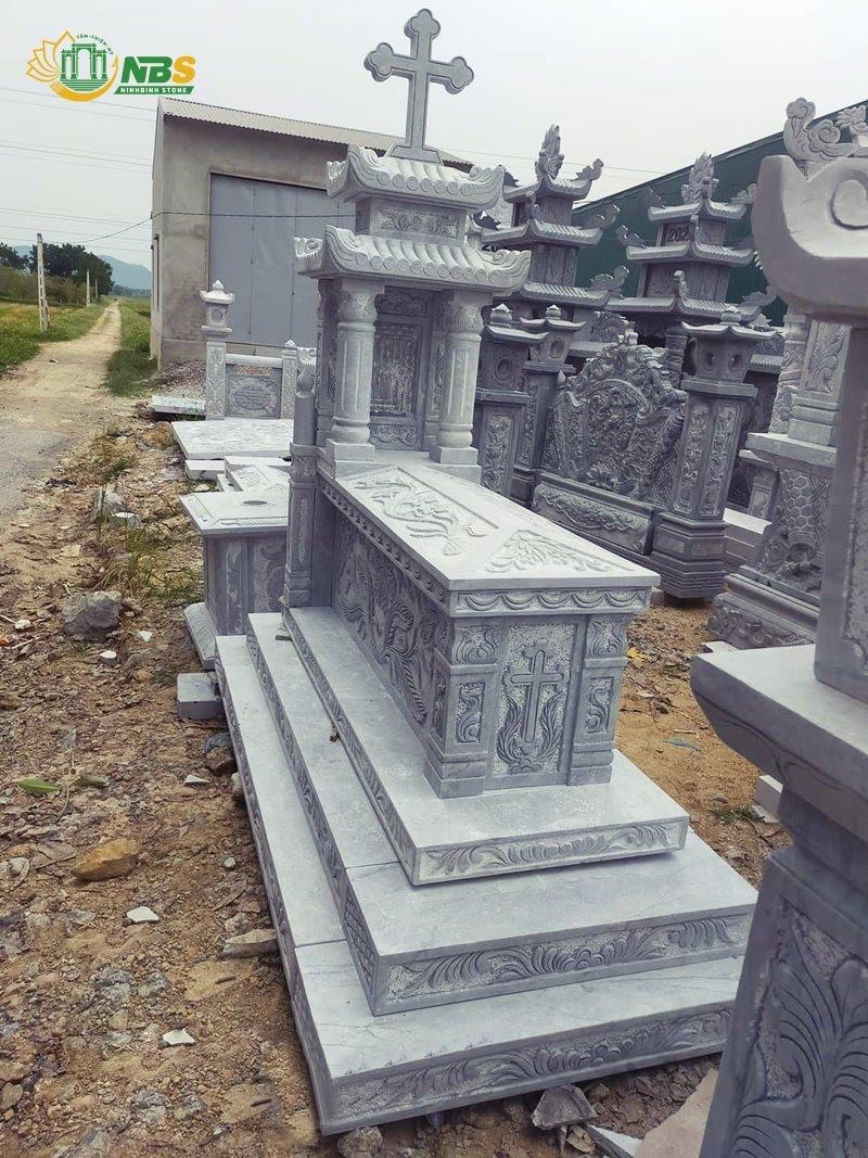 Mộ đá Công giáo hai mái 